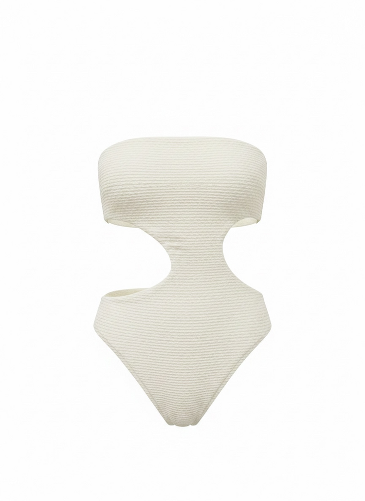 Fato de banho Aura Mayo assimétrico branco creme com recortes laterais e textura suave, design elegante e ajuste confortável.
