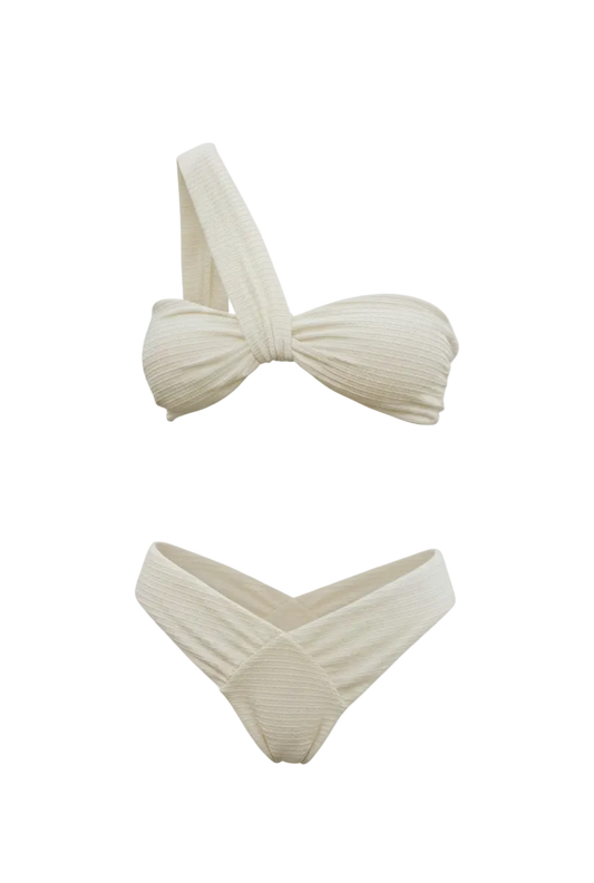 Bikini Capri branco off-white assimétrico com textura suave e detalhe drapeado