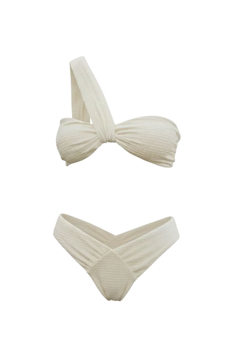 Bikini Capri branco off-white assimétrico com textura suave e detalhe drapeado