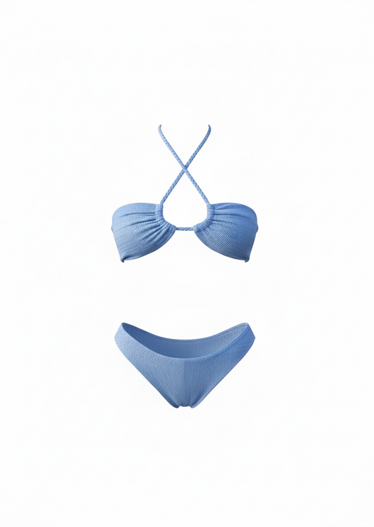 Bikini celeste azul céu texturado com alça em trança cruzada e corte regular off-white.