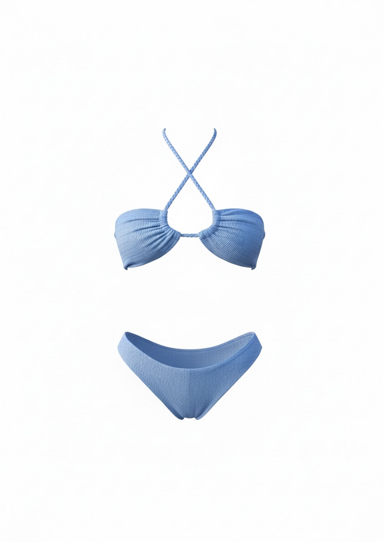 Bikini celeste azul céu texturado com alça em trança cruzada e corte regular off-white.