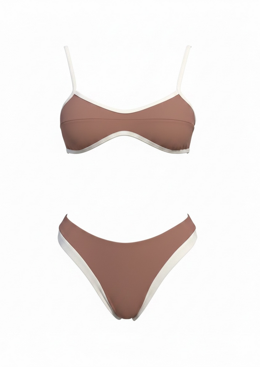 Bikini Sienna castanho chocolate e bege com top estruturado e alças finas com contraste, para realçar a silhueta com elegância.